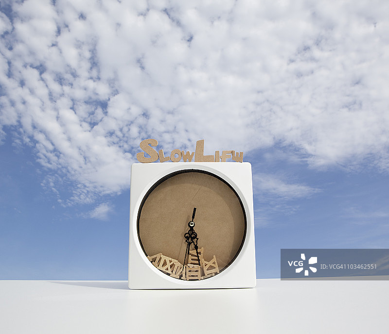 破损时钟上的“SLOW LIFE”标志图片素材