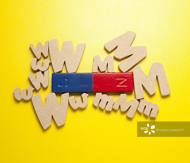 磁铁周围的“M”和“W”标志图片素材