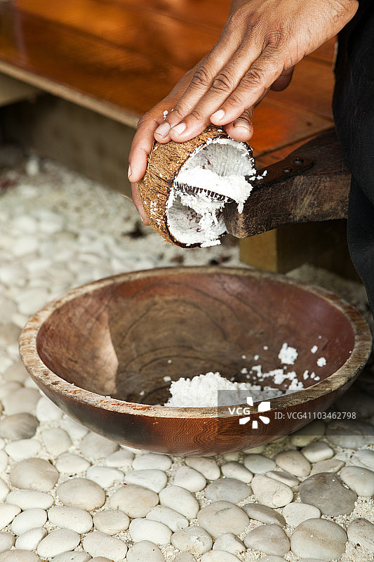 准备椰奶浴，用于水疗护理图片素材