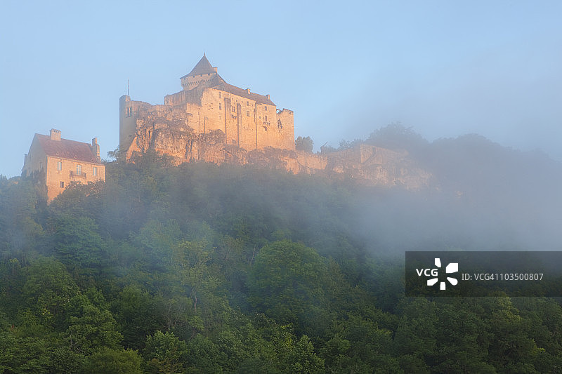 清晨薄雾中的城堡，卡斯泰尔诺-拉-沙佩勒图片素材