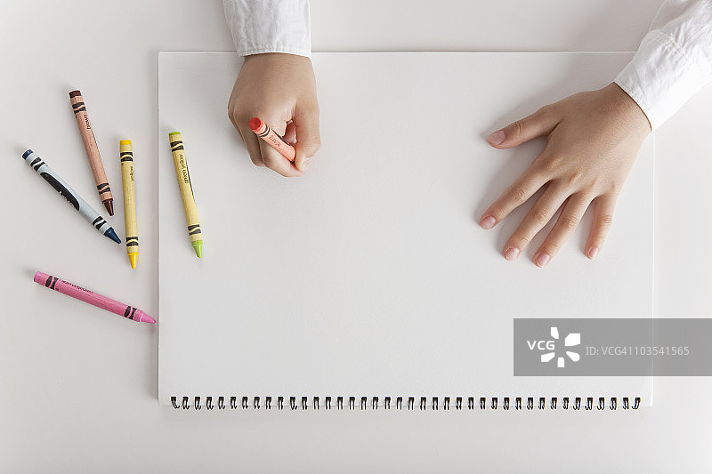 孩子尝试在素描本上绘画图片素材