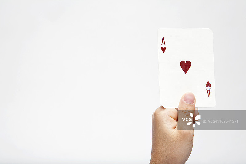 孩子手中的红桃A图片素材