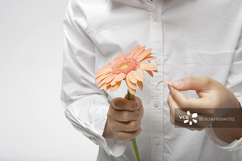 孩子接花瓣的手图片素材