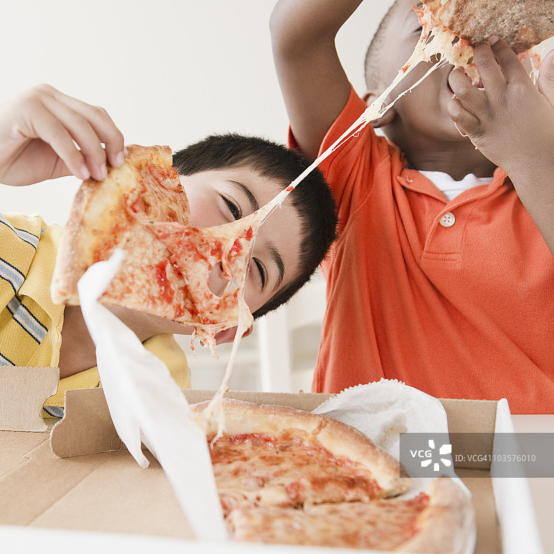 男孩们一起吃披萨图片素材