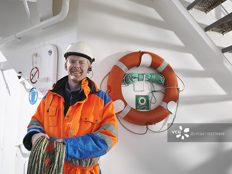 甲板上拿着绳子的水手图片素材