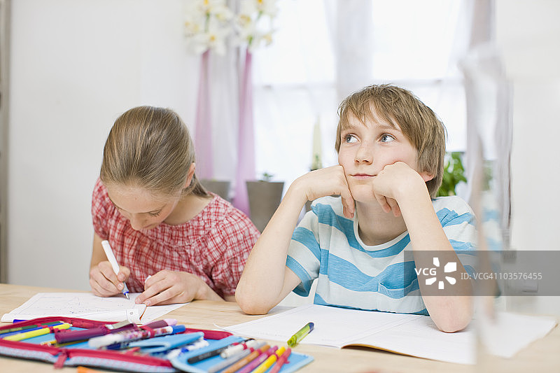 做作业的儿童图片素材