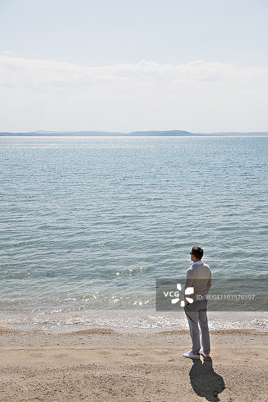 男人看着大海图片素材