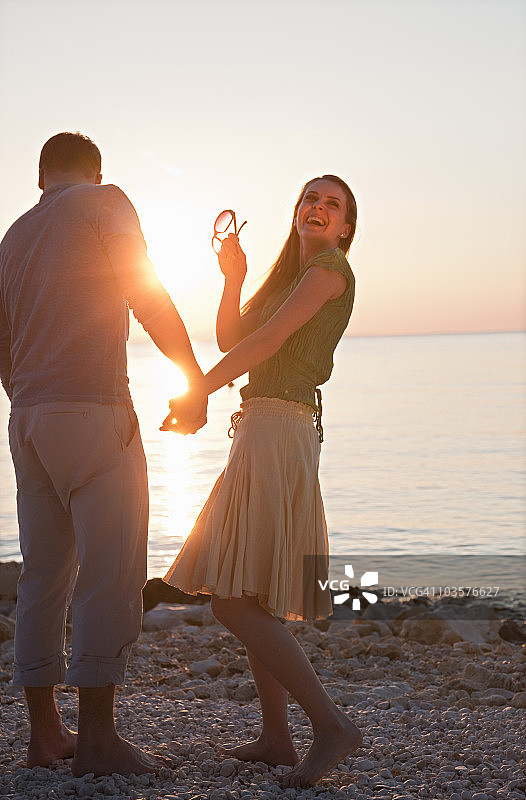 情侣在海滩欢笑图片素材