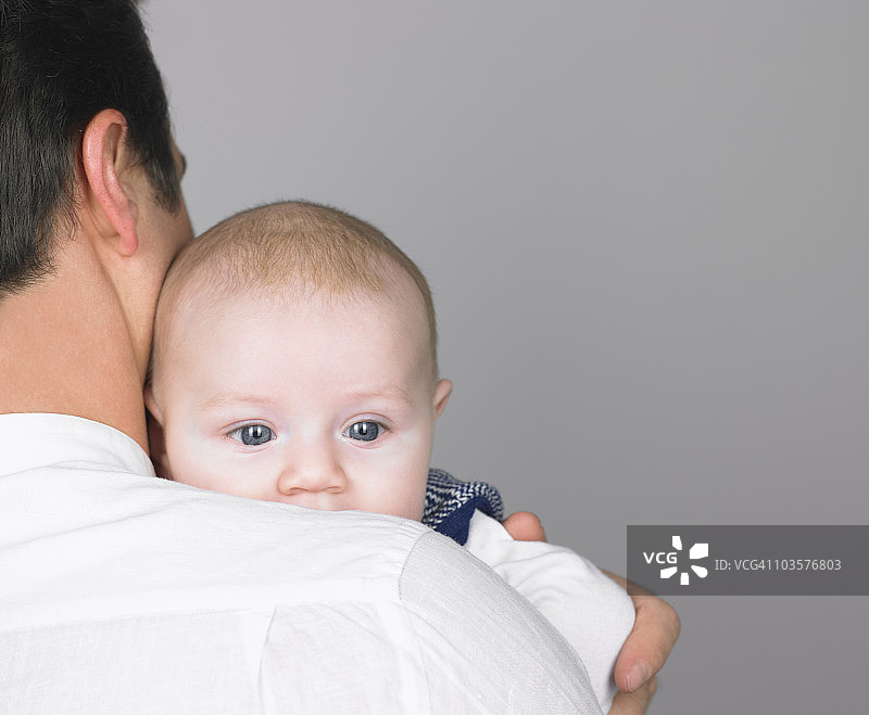 父亲肩上的婴儿图片素材