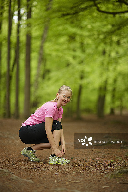 系鞋带的跑步女人图片素材
