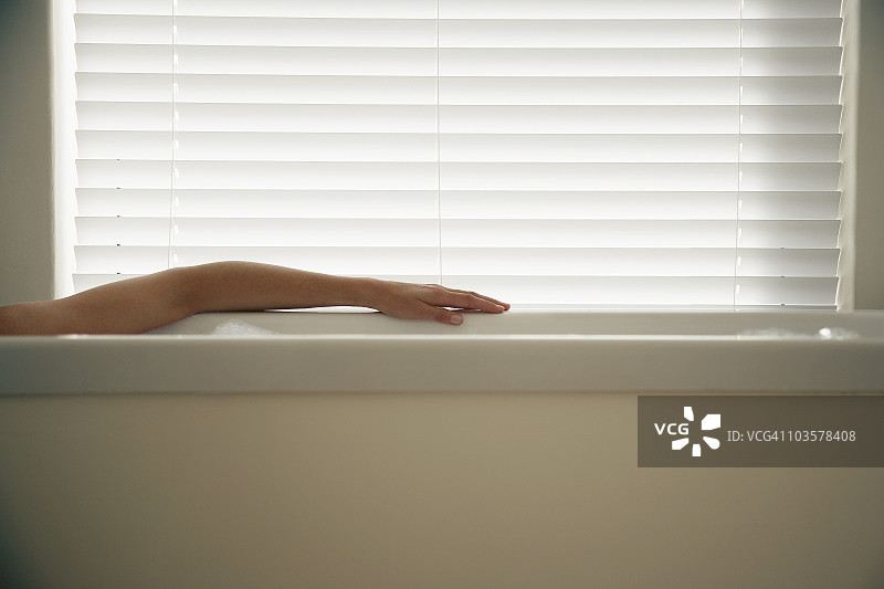 躺在浴缸里的女人（仅手臂可见）图片素材