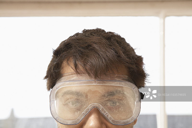 室内，戴防护眼镜的男人，特写，高角度图片素材