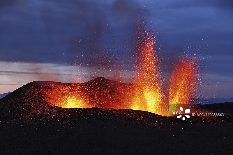 冰岛埃亚菲亚德拉冰盖火山喷发出的熔岩图片素材