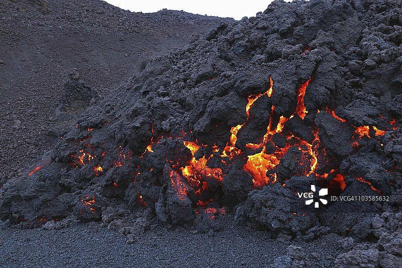 冰岛FimmvorduhalsEyjafjallajokull火山发光熔岩图片素材