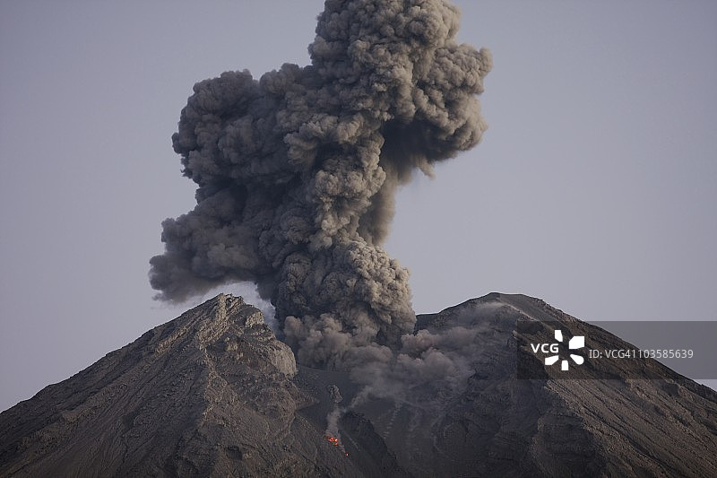 印度尼西亚爪哇岛塞梅鲁火山的火山灰云图片素材