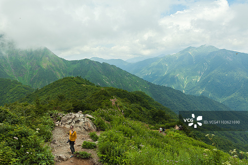 在山顶徒步的女人图片素材