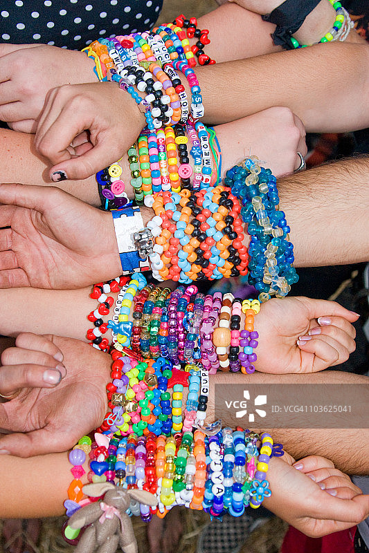 彩色珠子制成的手链图片素材