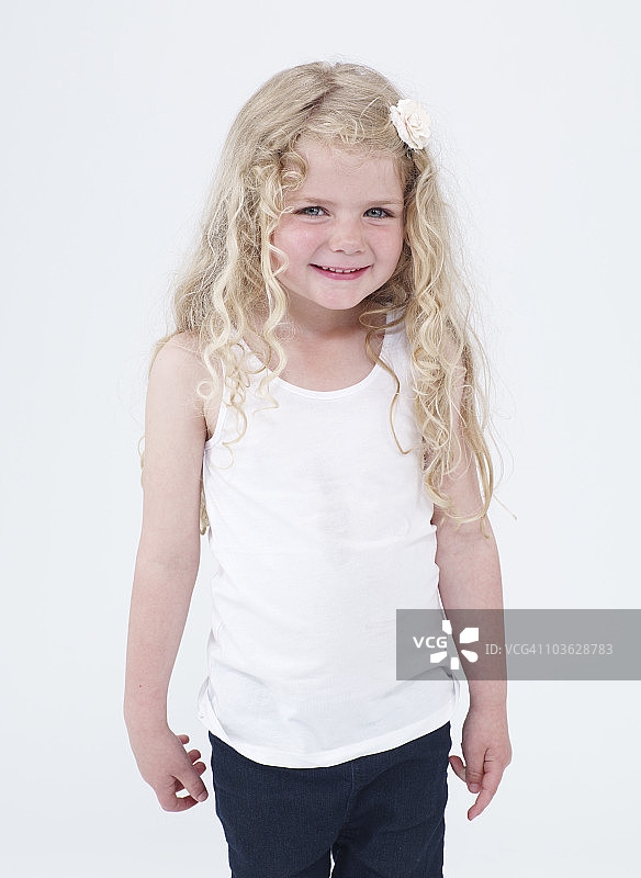 微笑的金发年轻女孩图片素材