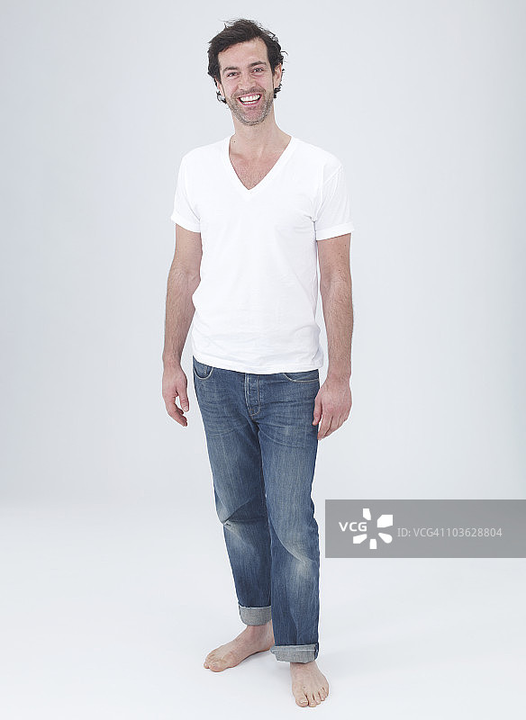 留着整洁胡须的微笑男人肖像图片素材