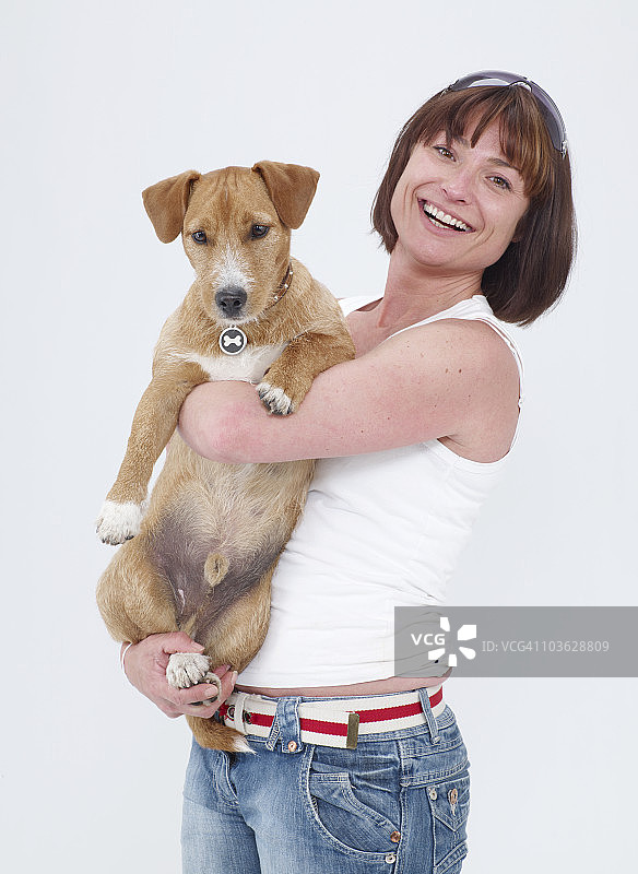 微笑的女人抱着爱犬图片素材