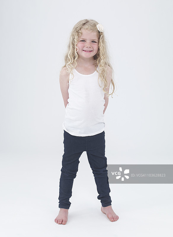 微笑的金发年轻女孩图片素材