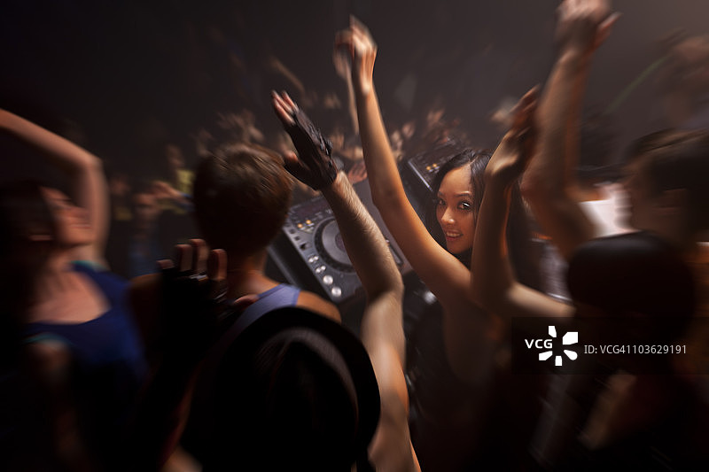 拥挤的夜总会图片素材