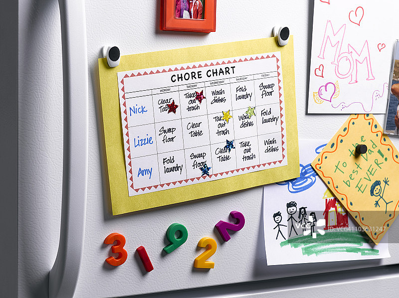 冰箱上的家务表图片素材