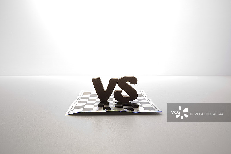 棋盘上的“VS”标志图片素材