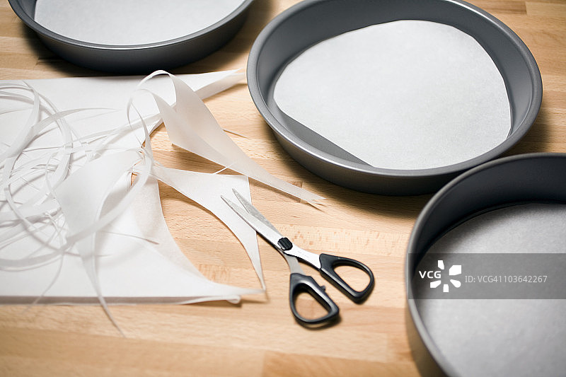 铺有烤纸的蛋糕烤盘图片素材