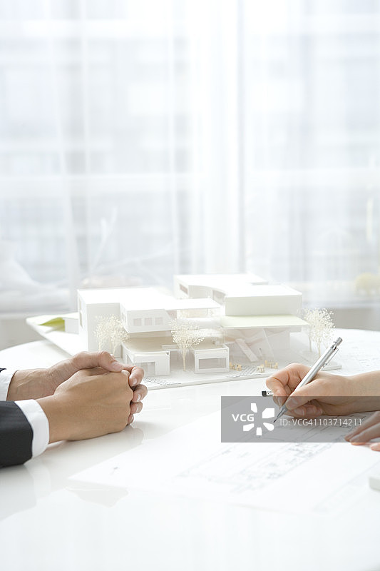 建筑师向商人展示计划图片素材