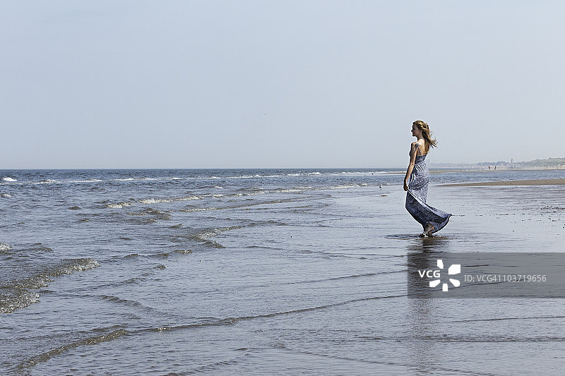 眺望地平线的女孩图片素材