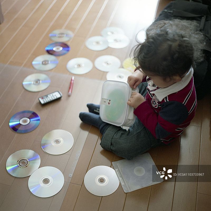儿童玩CD图片素材