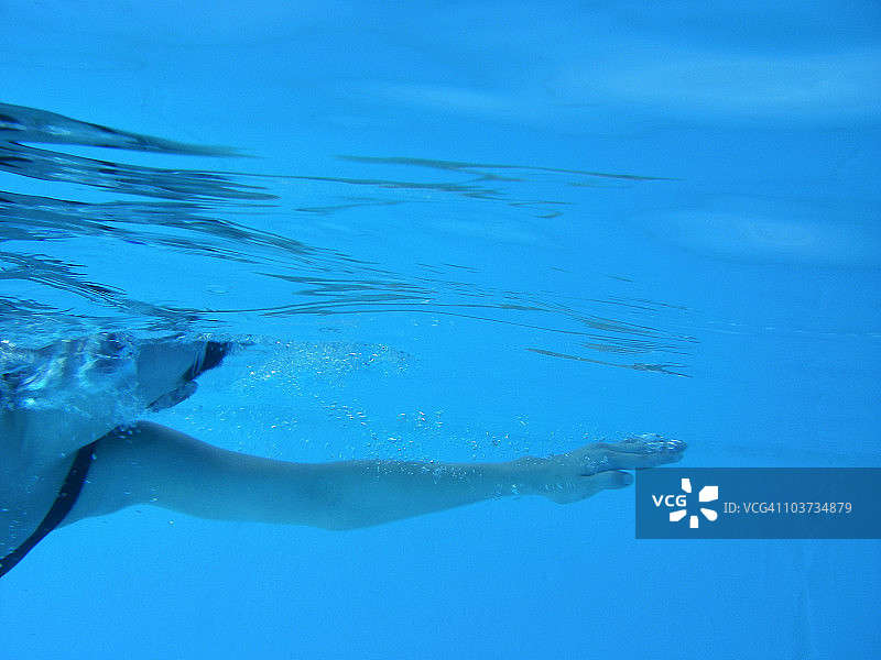游泳池中的游泳者图片素材