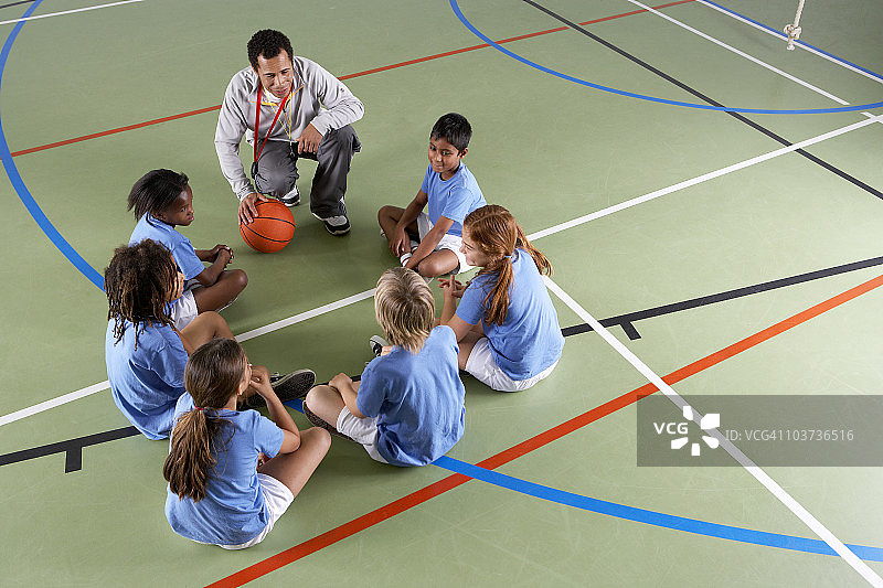 孩子们在体育馆锻炼图片素材