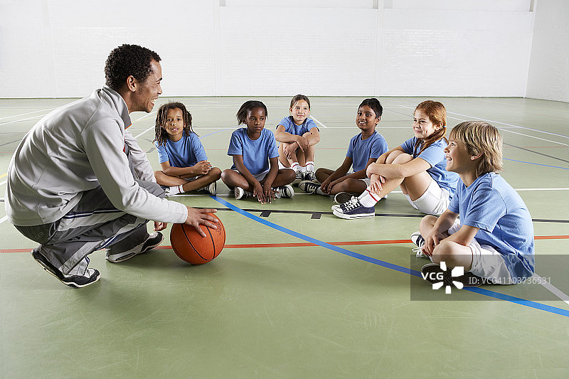 在体育馆里和教练在一起的孩子们图片素材