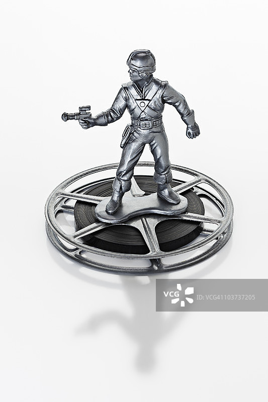 胶片上的宇航员玩偶图片素材