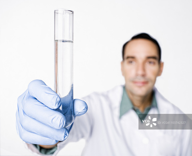 西班牙裔科学家拿着装满水的试管图片素材