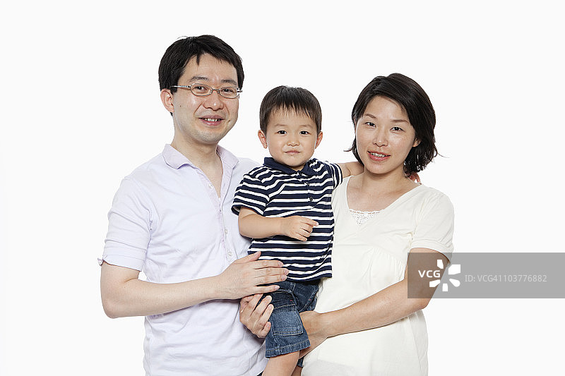父母抱着儿子的肖像图片素材