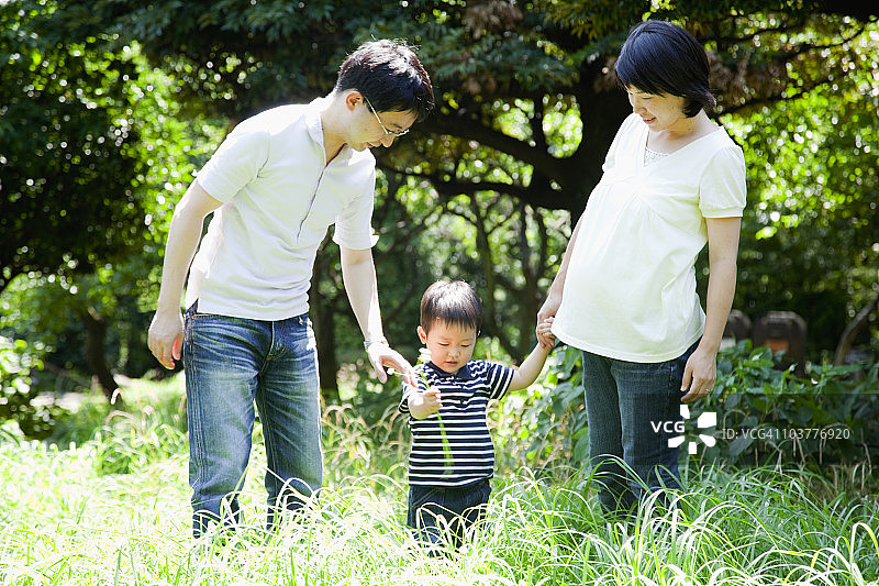 父母和男孩在公园里玩耍图片素材