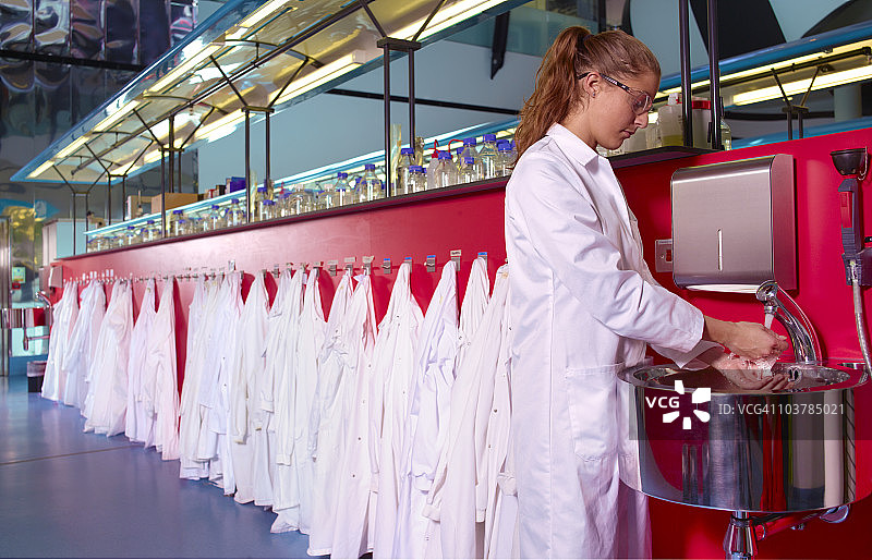 在实验室洗手的学生科学家图片素材
