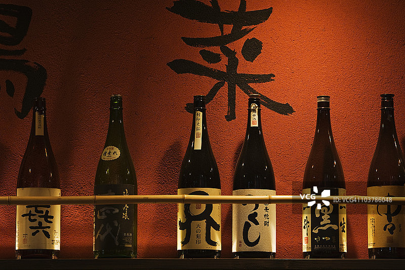 餐厅外的清酒瓶图片素材