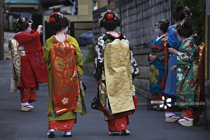 祗园地区的舞妓合影图片素材