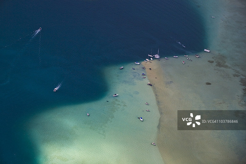 怀马纳洛湾的珊瑚礁区航拍图片素材