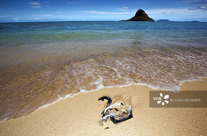 库阿洛亚地区公园海滩上的浮潜装备，背景是Mokolii岛图片素材