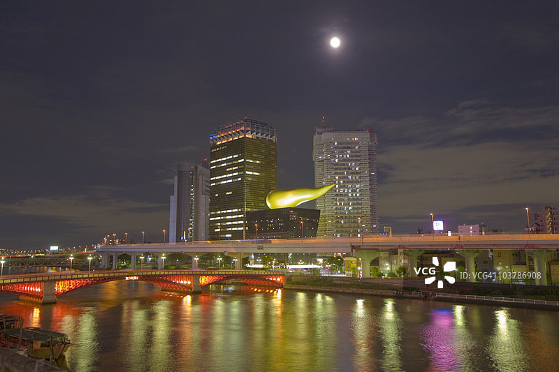 夜晚的朝日大厦和浅草摩天大楼及隅田川的彩色倒影图片素材