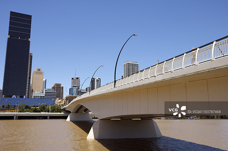 从布里斯班河南岸望向城市和布里斯班广场塔的维多利亚桥图片素材