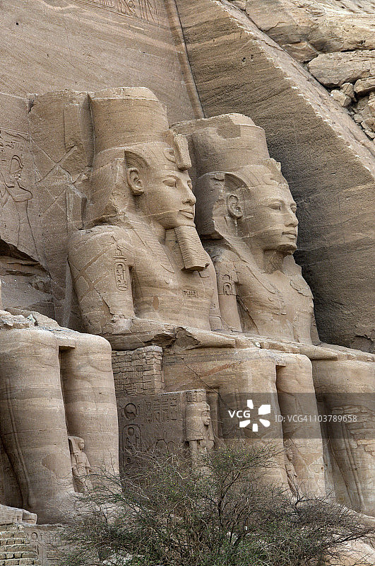 寺庙入口处的巨型古代雕像图片素材