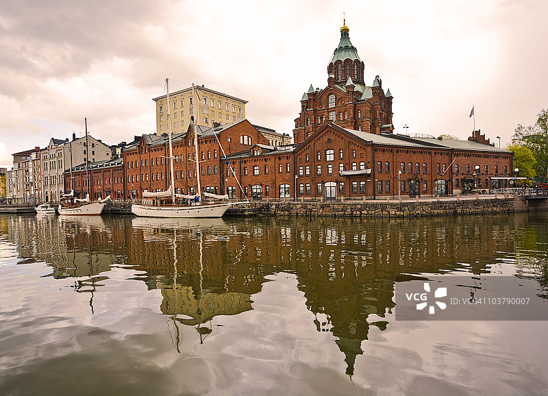 北部海港乌斯佩斯基大教堂和红砖仓库图片素材