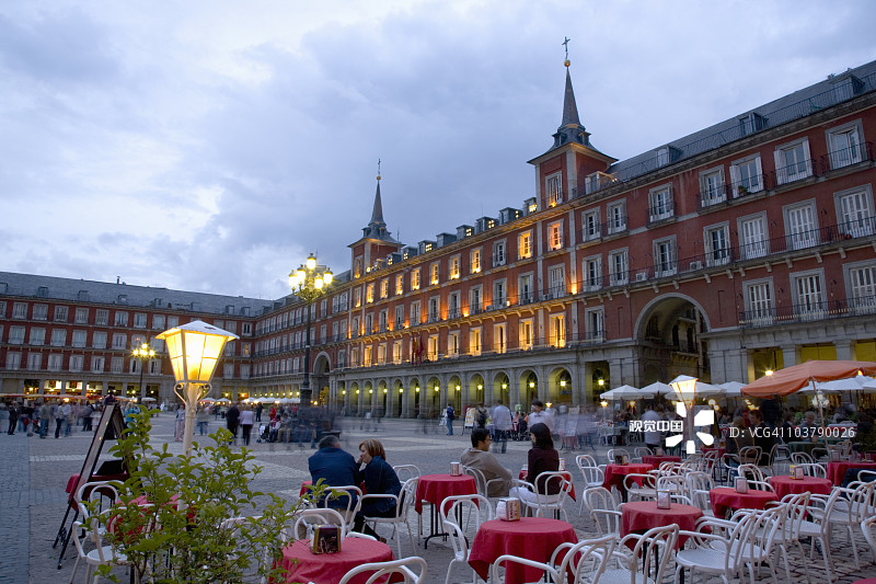 马约尔广场黄昏街边咖啡馆图片素材