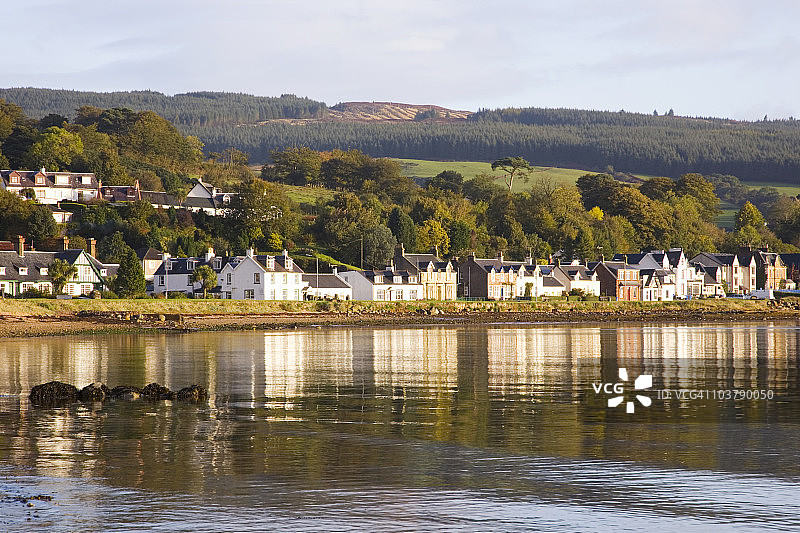 阿伦岛拉姆拉什湾平静水域中倒映的海滨房屋图片素材